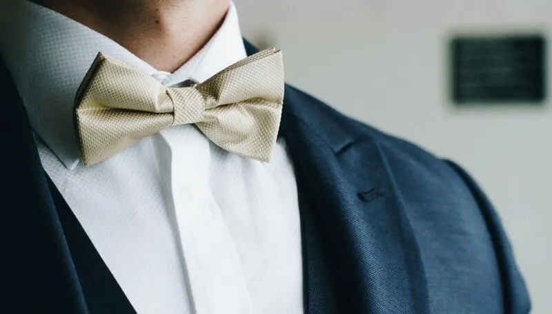 Czy muszki męskie są modnym elementem eleganckiej stylizacji?